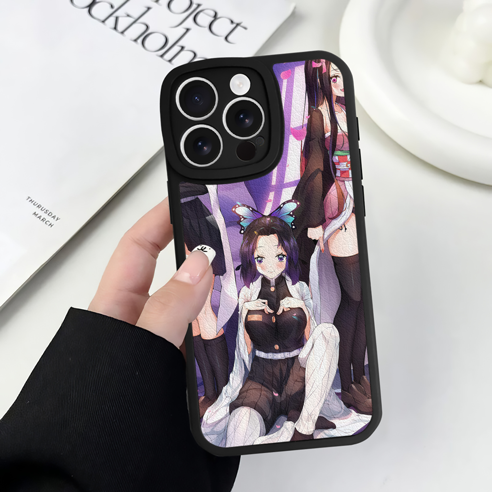 （画像用） 鬼滅の刃（きめつのやいば）竈門 禰󠄀豆子／かまど ねずこ Kamado Nezuko 【iPhone 16シリーズ対応】シリコンスマホケース（レザー調） 材質：シリコン